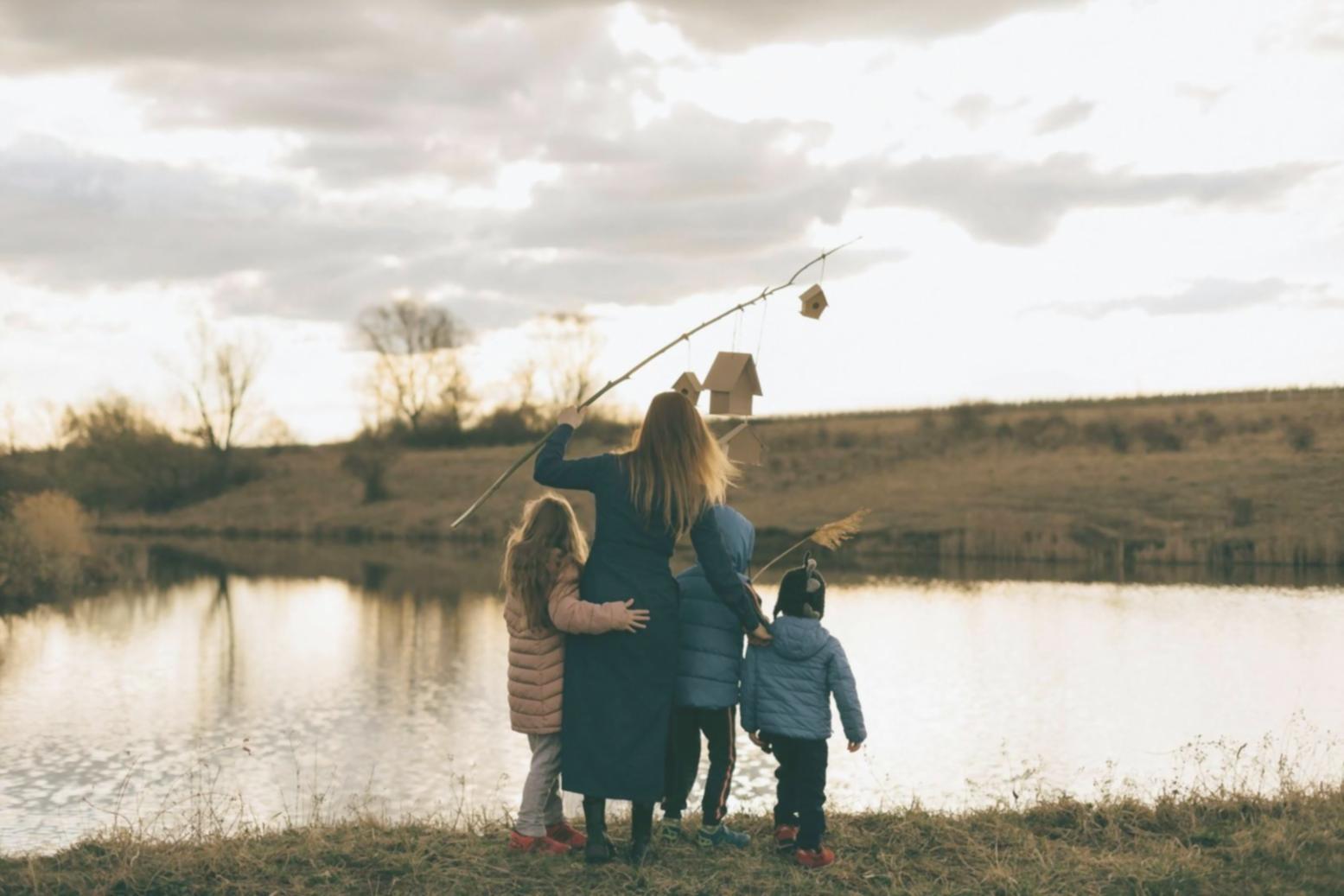 Atelier multigénérationnel en cours avec participants engagés dans une activité de groupe