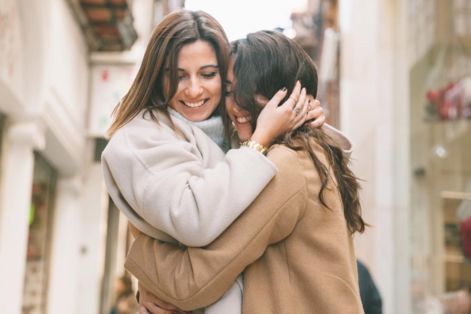 Famille participant ensemble à un atelier collaboratif